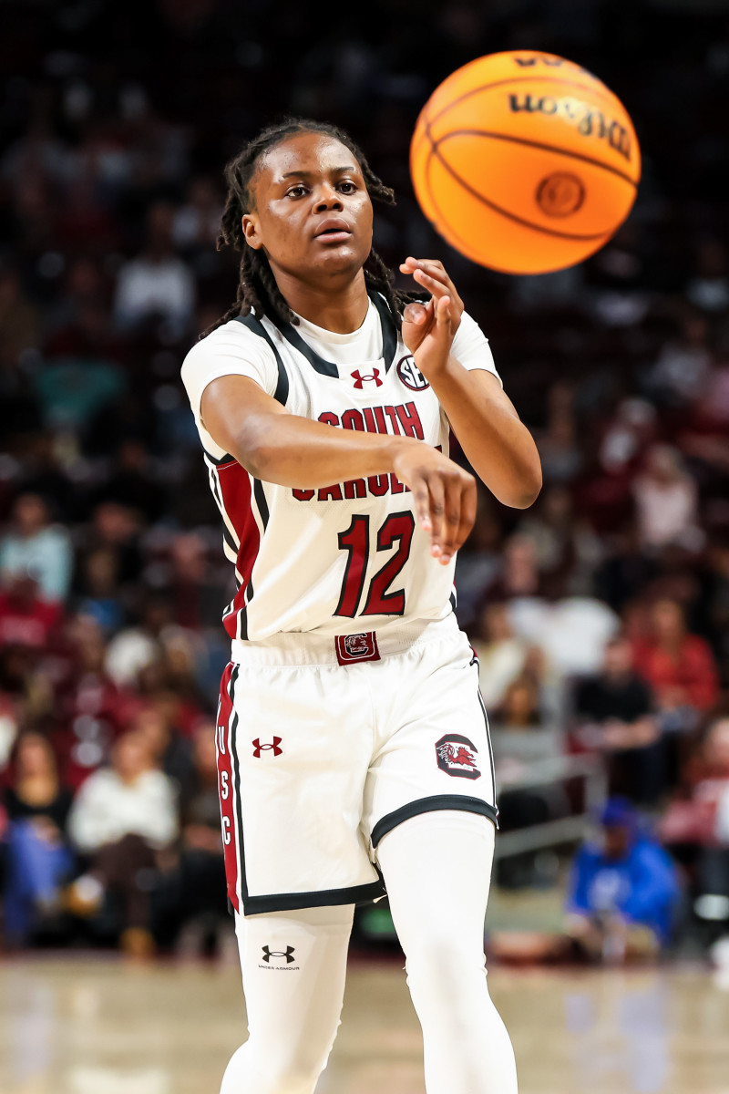 Freshman Guard MiLaysia Fulwiley passing the ball 